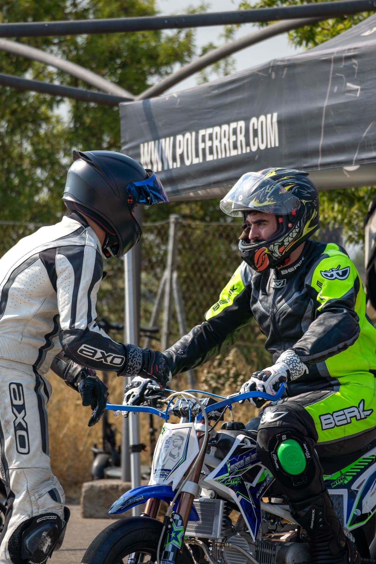 Profesor de la academia dando indicaciones a un piloto sobre la moto