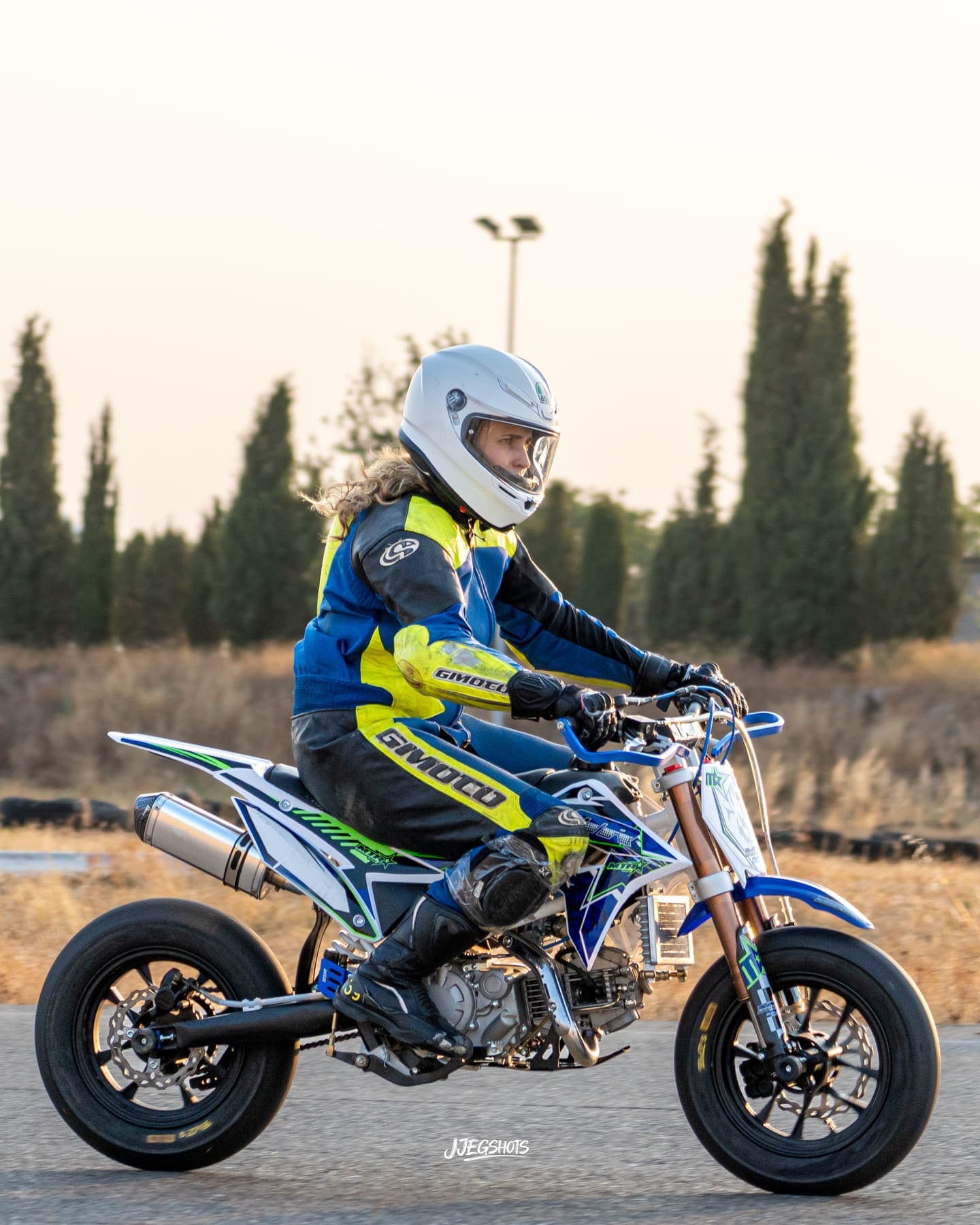 Piloto equipado y listo sobre la moto antes de entrar a pista