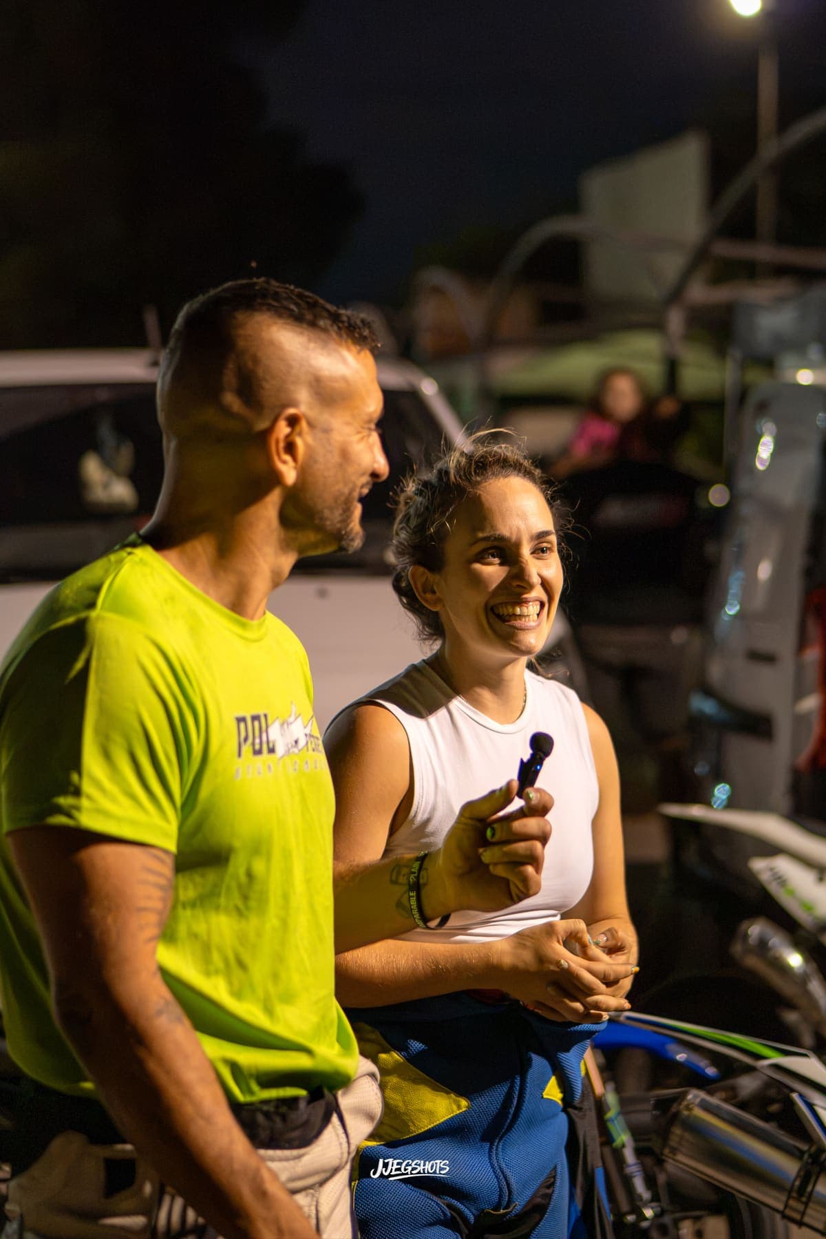 Dos participantes sonriendo en el paddock al final de la jornada