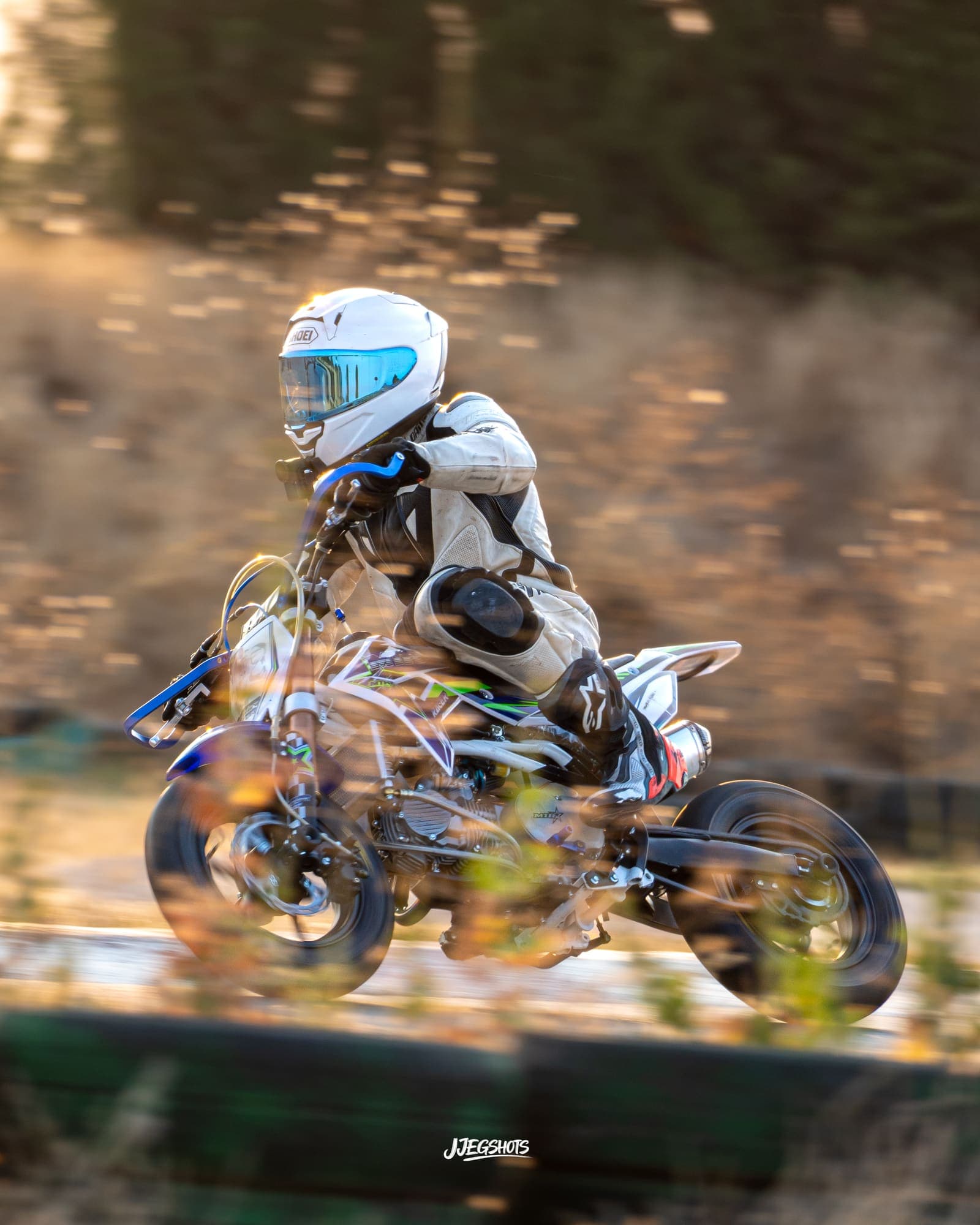 Barrido fotográfico de una pit bike a toda velocidad en pista