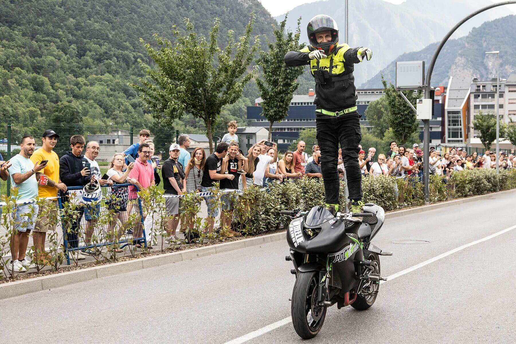 Espectáculo de moto en espacio abierto con público tras las vallas de seguridad