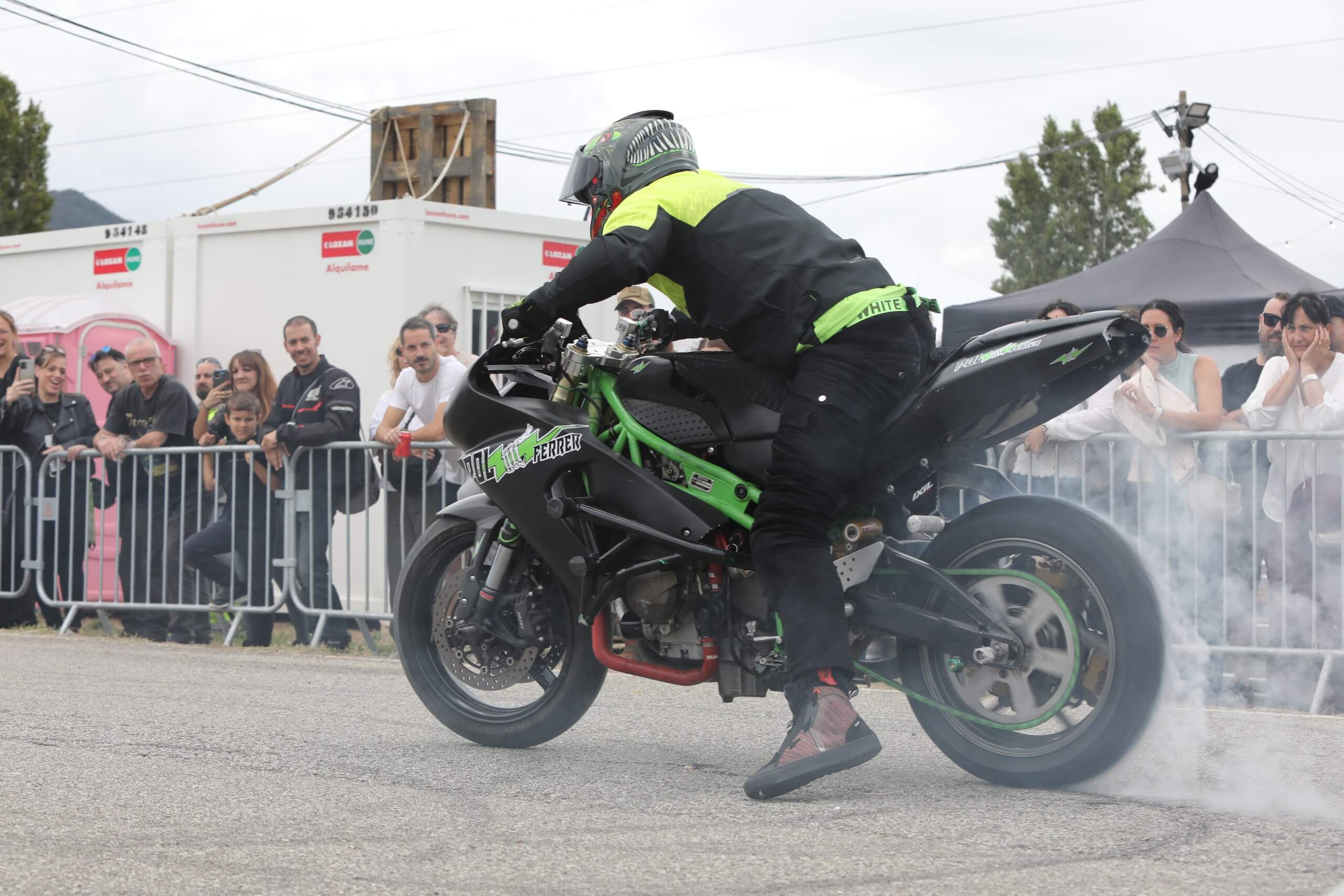 Burnout con humo durante la fase de subida progresiva del show