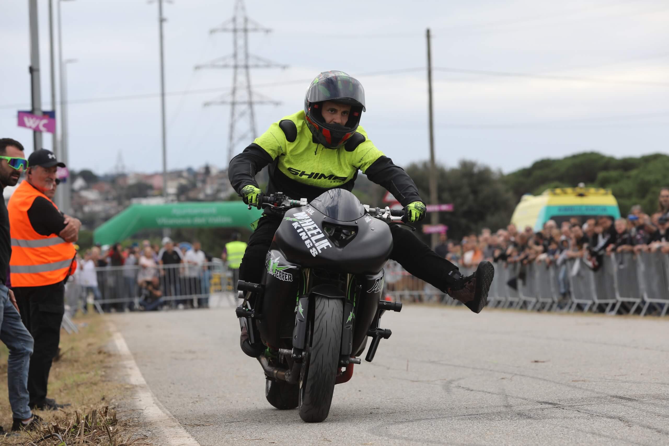 Stoppie de cerca mostrando control y precisión sobre la Kawasaki ZX6R