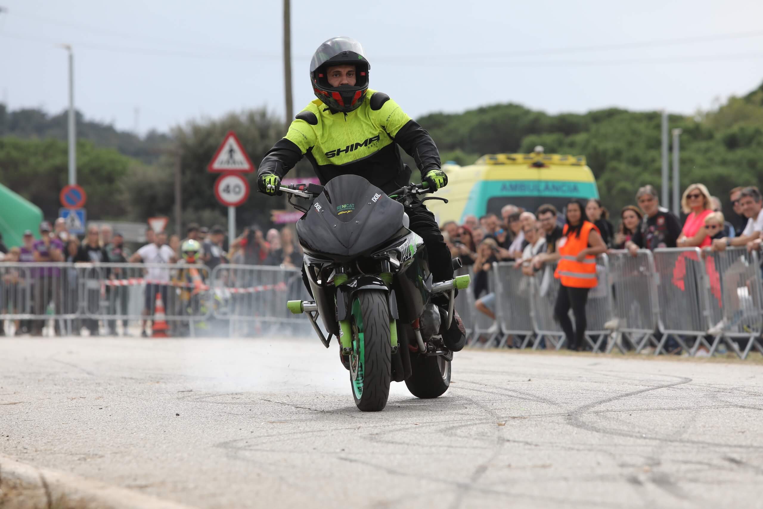 Stoppie con humo en zona de exhibición con amplio espacio de seguridad