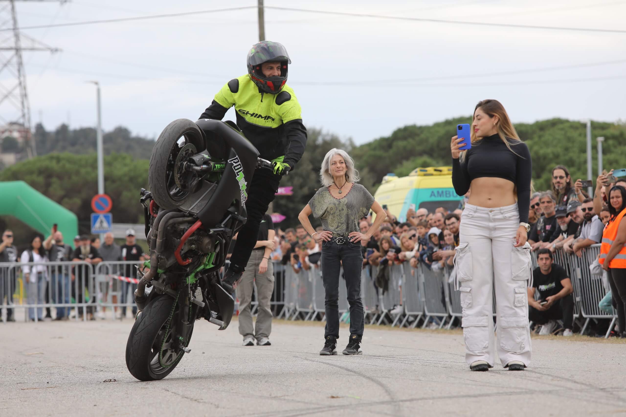 Maniobra de stunt a escasos metros de espectadoras que graban con el móvil