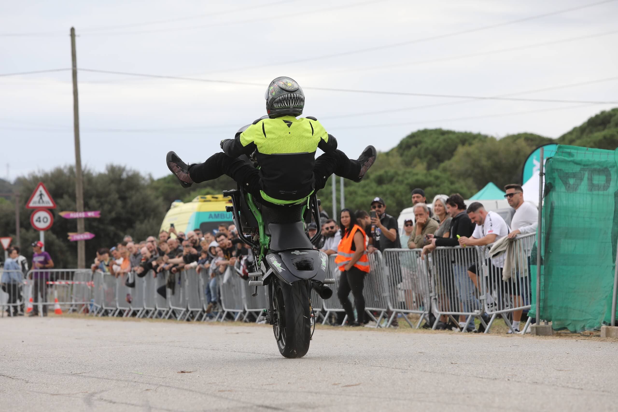 Wheelie acrobático con piernas extendidas ante el público