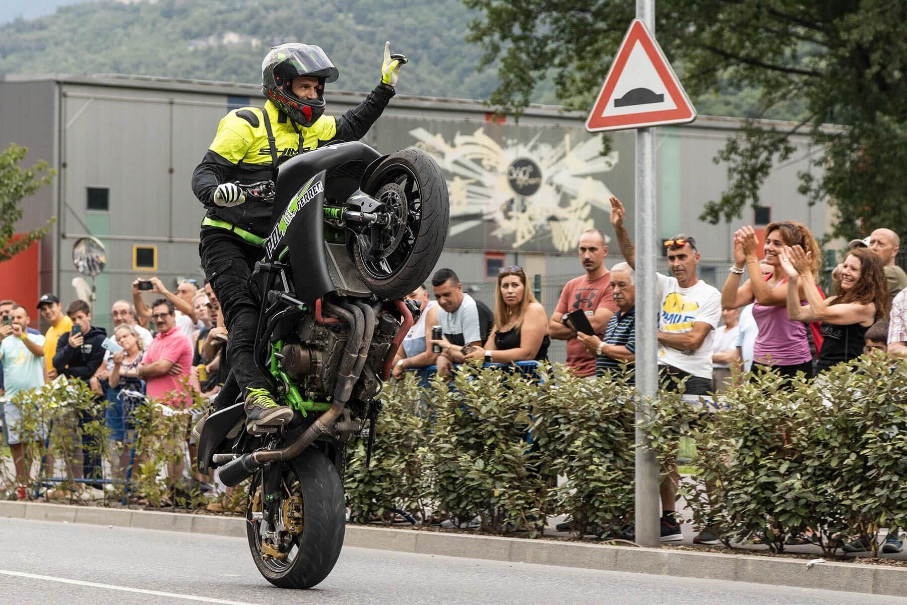 Wheelie ante el público durante un espectáculo en Vilanova del Vallès