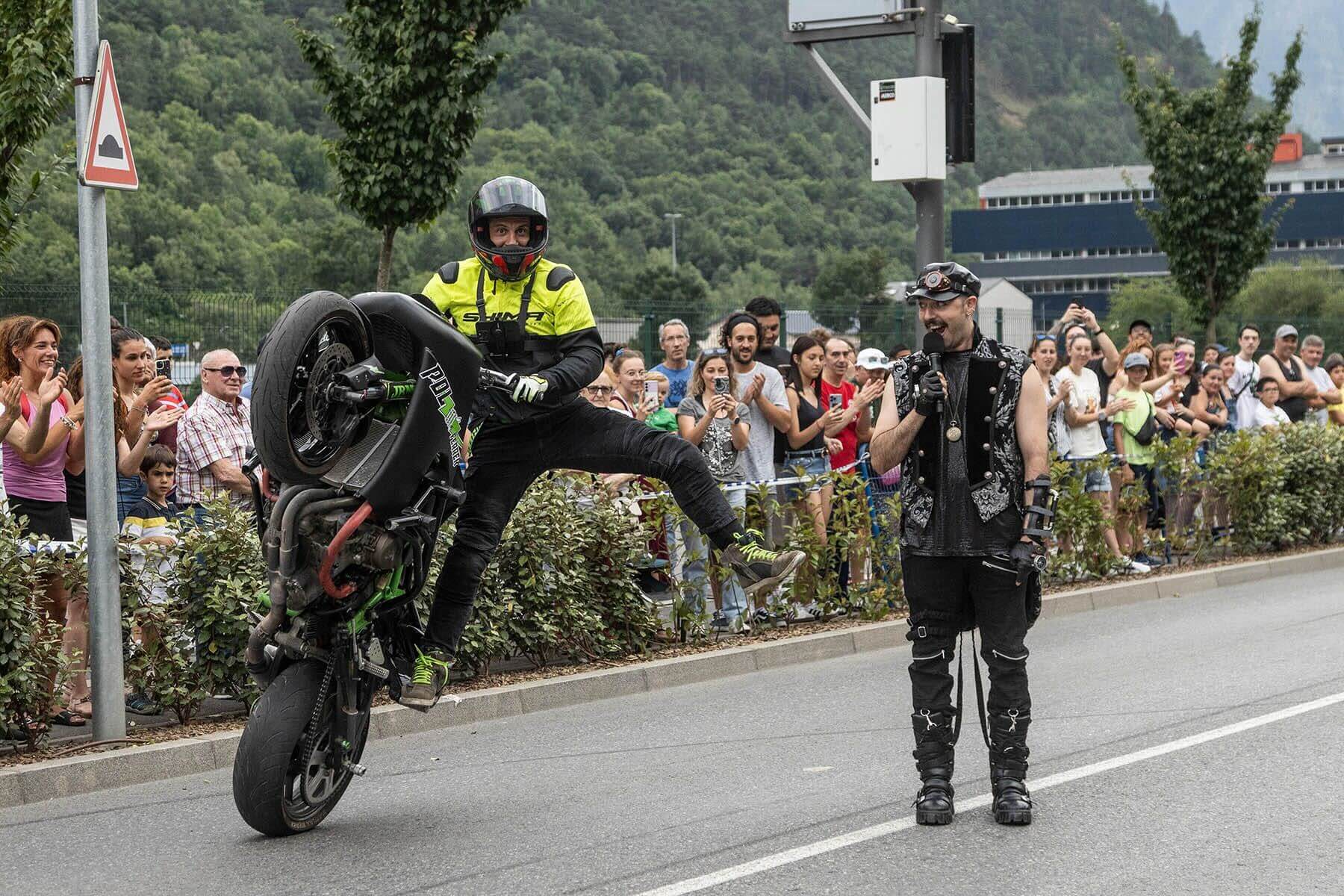 Interacción directa con el público realizando un wheelie junto a espectadores
